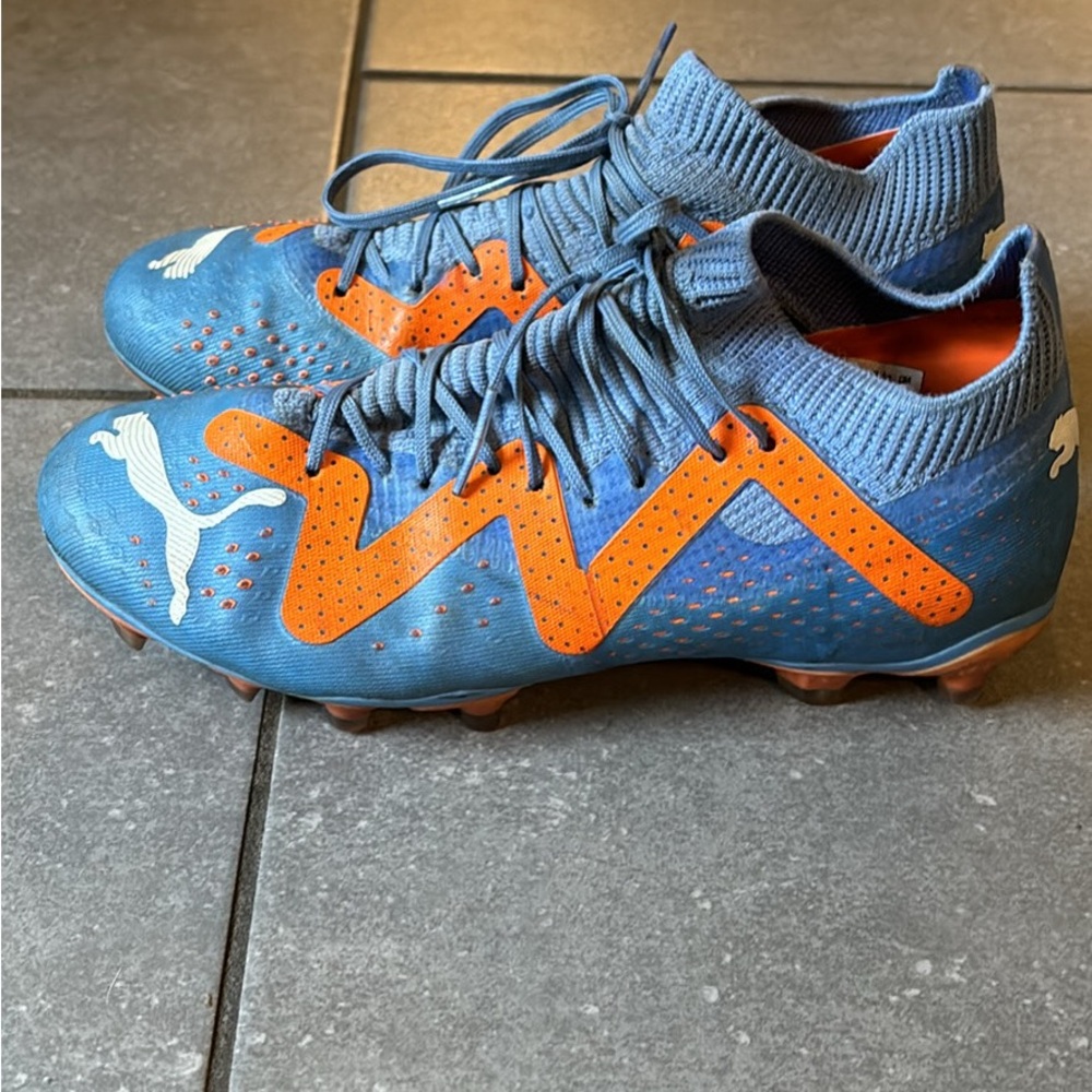 Puma soccer cleats size 3